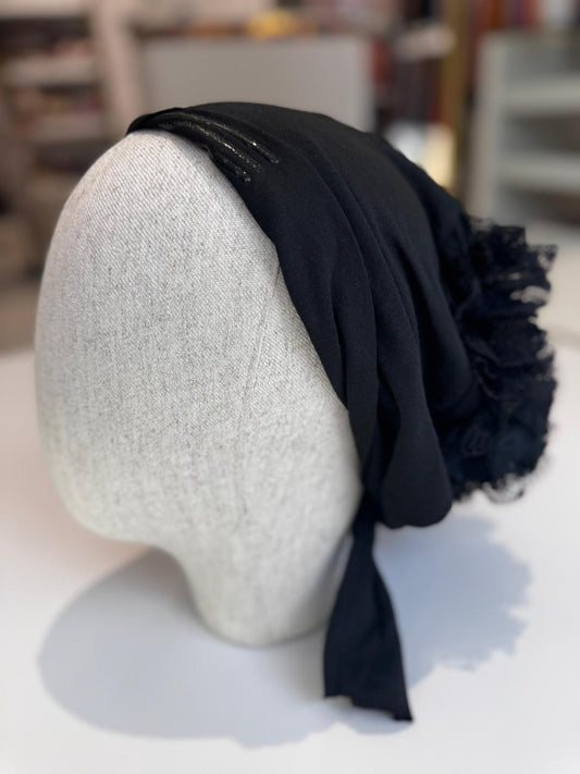 Siyah silikonlu fırfırlı kaymaz tesettür bone