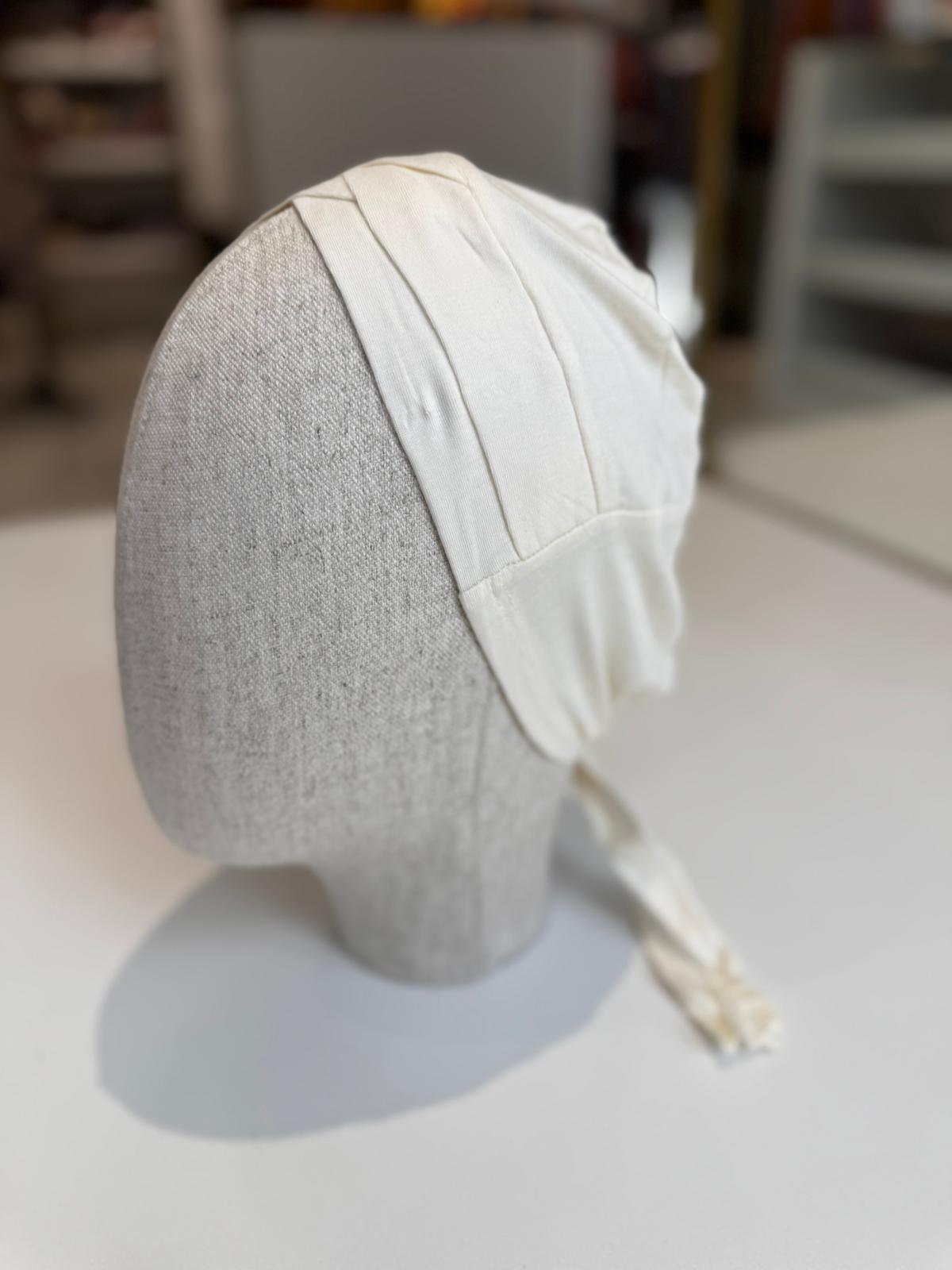 Beyaz çapraz penye bone